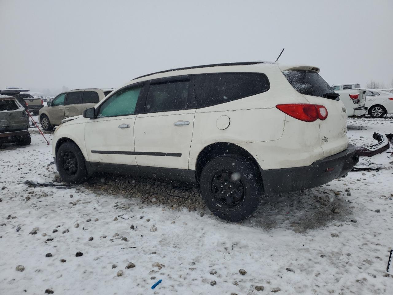 2011 CHEVROLET TRAVERSE L - Фото 2