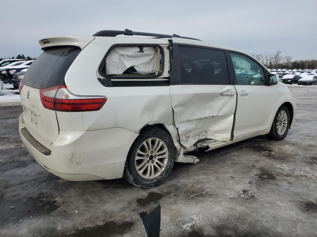2015 TOYOTA SIENNA XLE - Фото 3