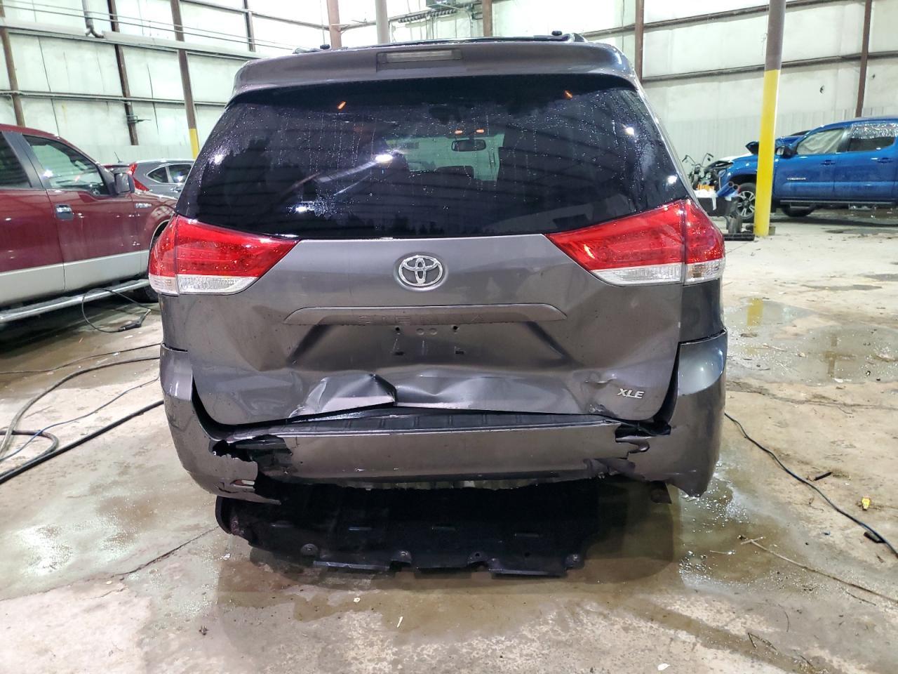 2011 TOYOTA SIENNA XLE - Фото 6