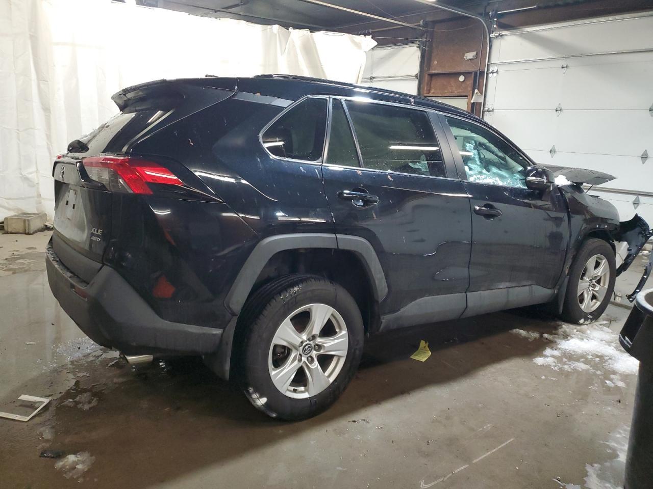 2020 TOYOTA RAV4 XLE - Фото 3