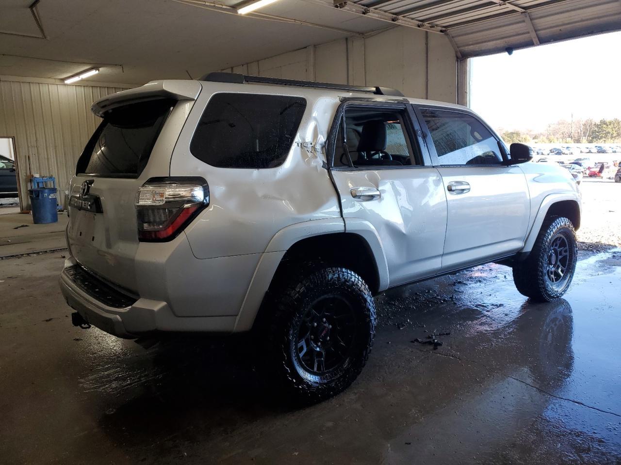 2022 TOYOTA 4RUNNER SR - Фото 3