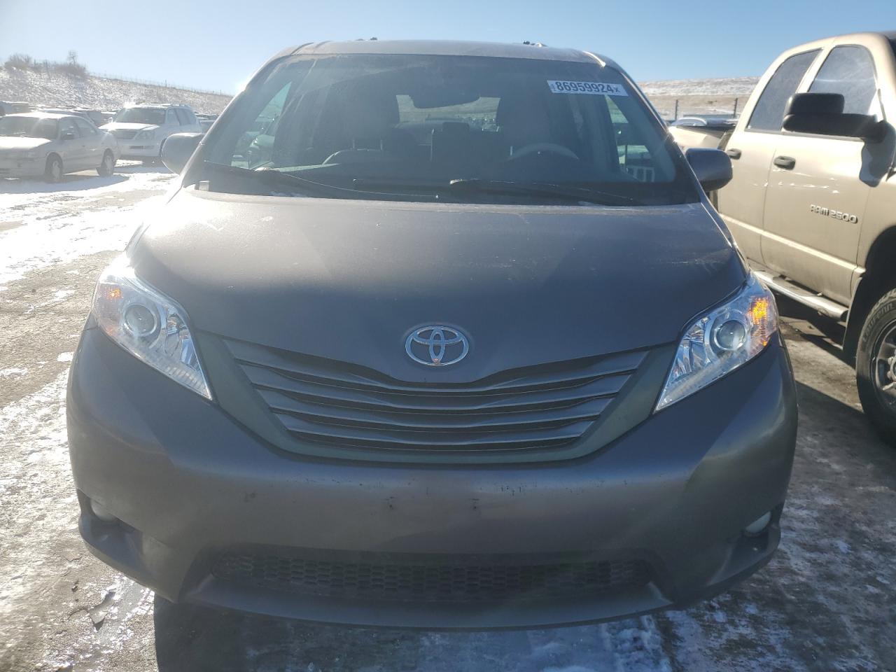 2011 TOYOTA SIENNA XLE - Image 5
