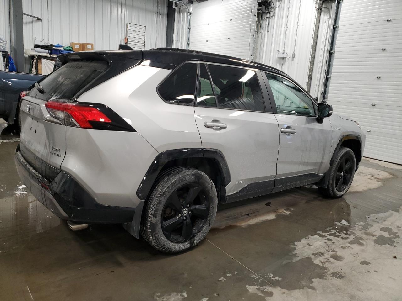 2020 TOYOTA RAV4 XLE - Фото 3