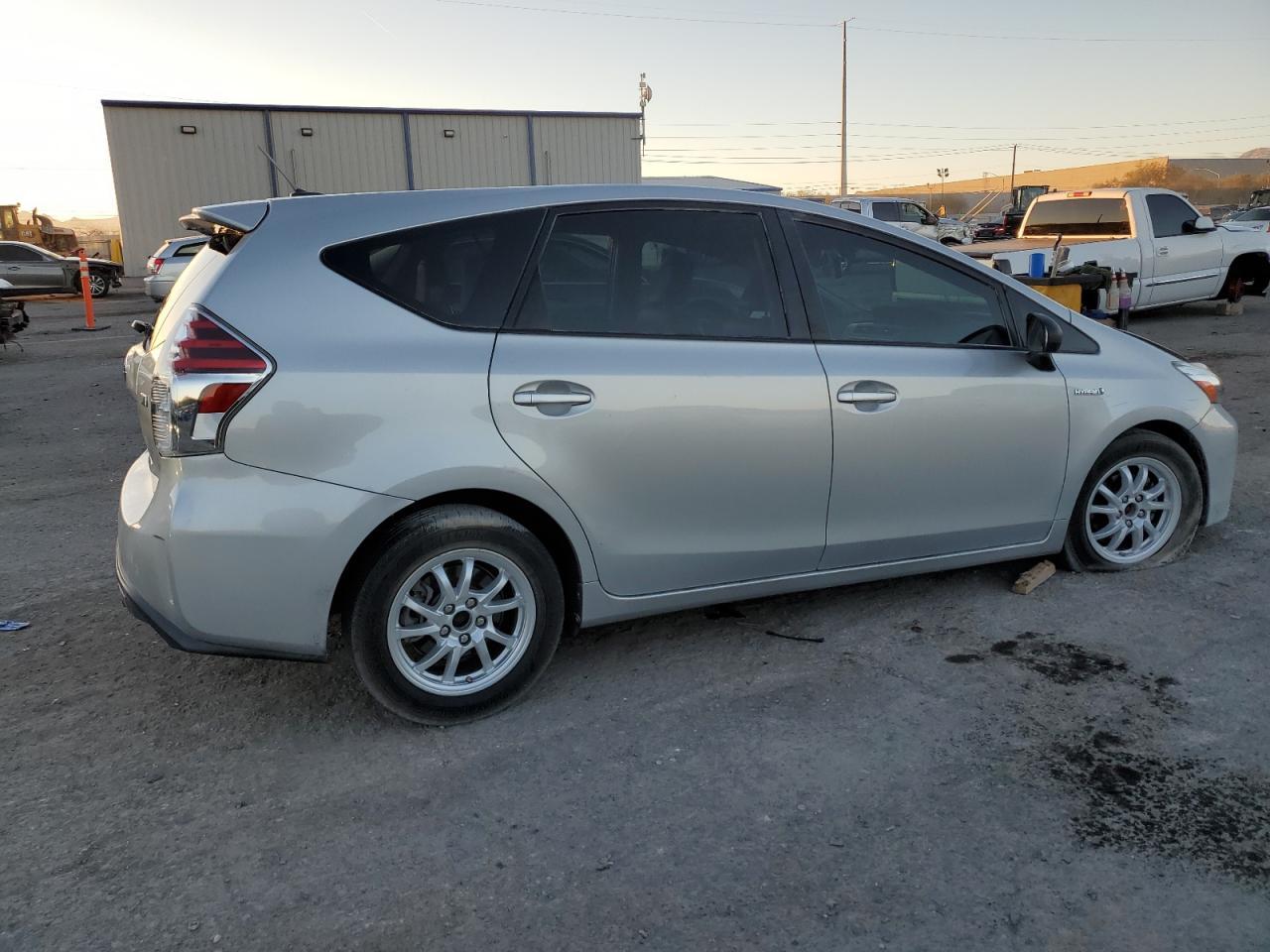 2015 TOYOTA PRIUS V - Фото 3