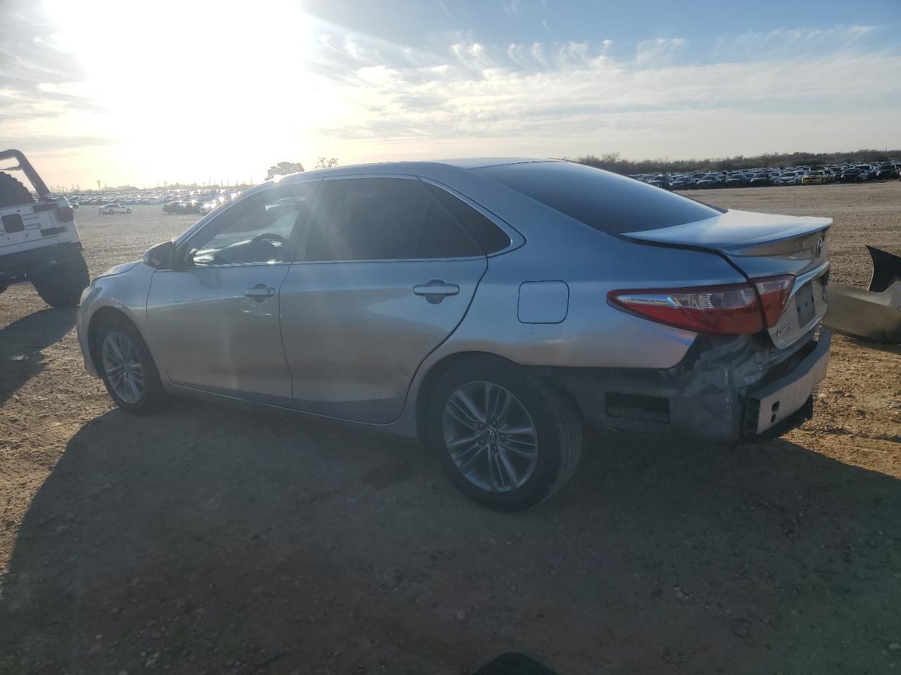 2015 TOYOTA CAMRY LE - Фото 2