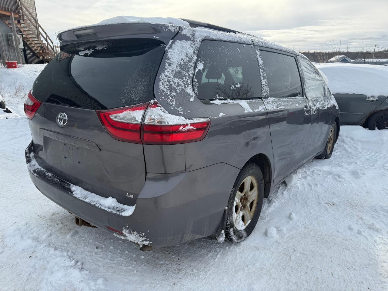 2015 TOYOTA SIENNA LE - Фото 3