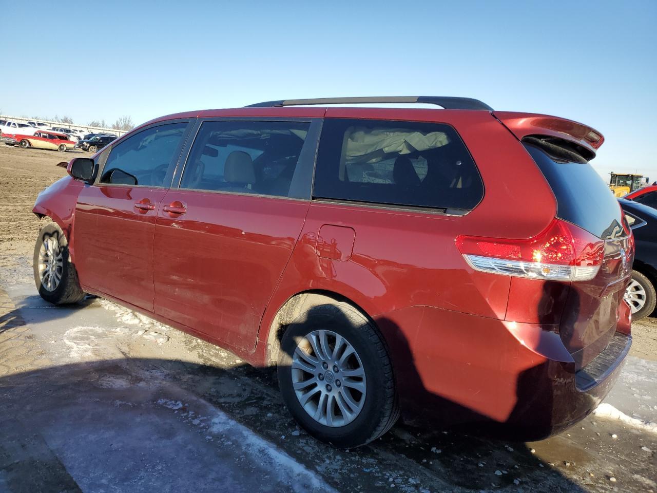2013 TOYOTA SIENNA XLE - Фото 2