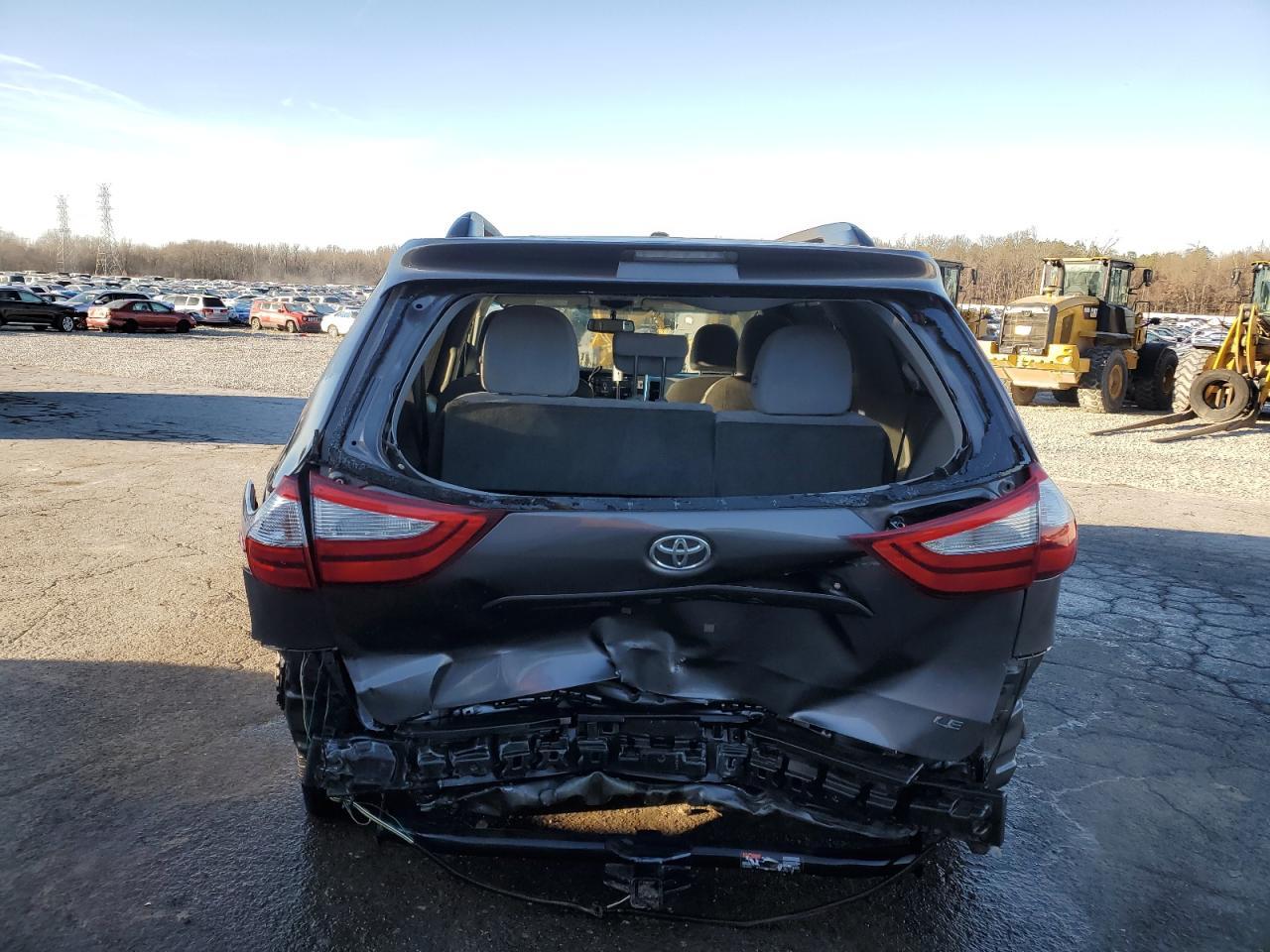 2015 TOYOTA SIENNA LE - Фото 6