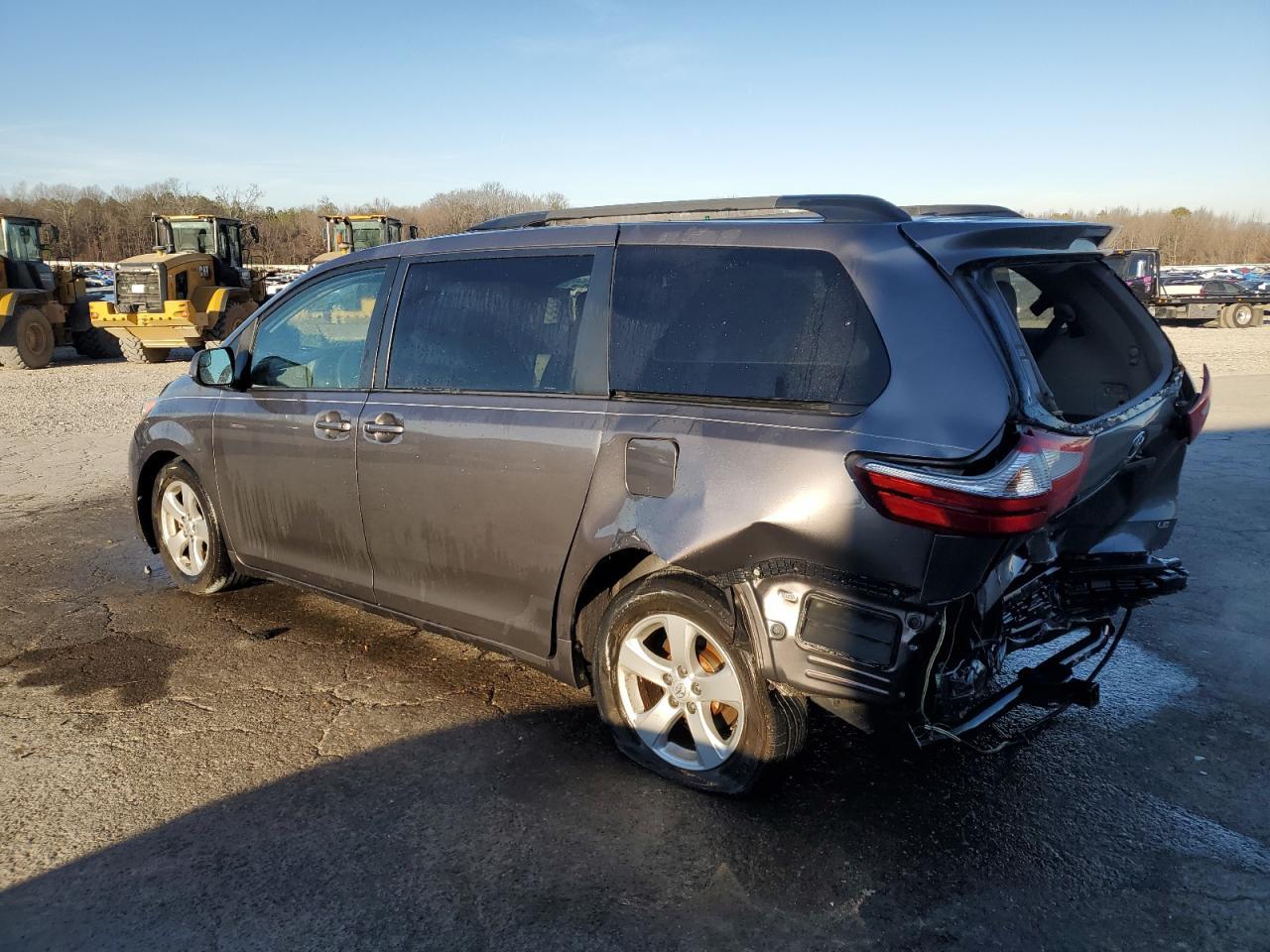 2015 TOYOTA SIENNA LE - Фото 2