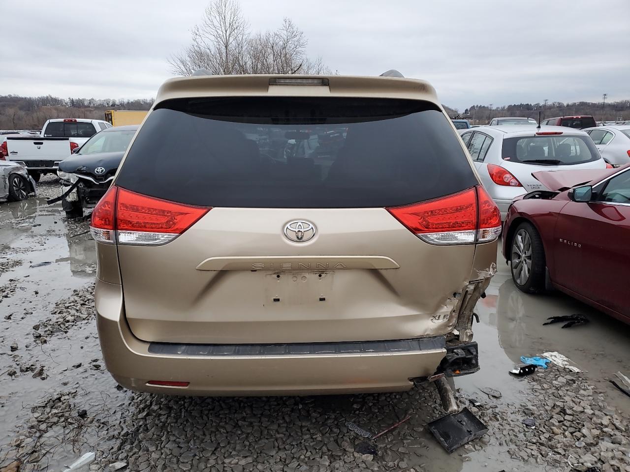 2011 TOYOTA SIENNA XLE - Image 6