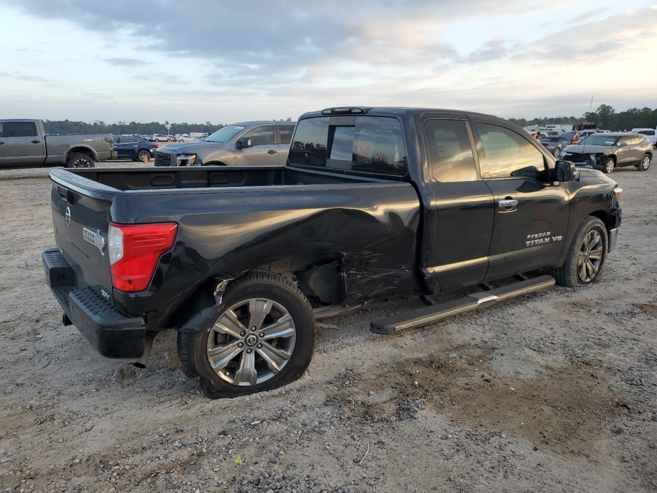 2018 NISSAN TITAN SV - Фото 3