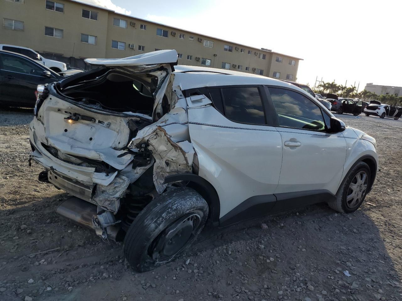2021 TOYOTA C-HR XLE - Фото 3