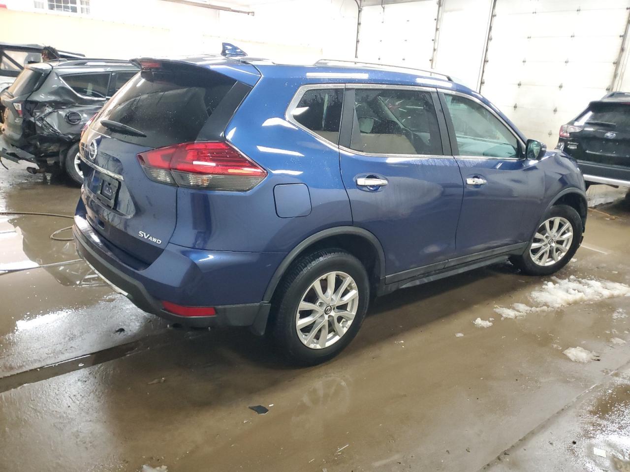 2017 NISSAN ROGUE SV - Фото 3