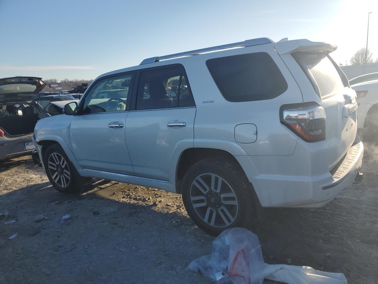 2018 TOYOTA 4RUNNER SR - Image 2