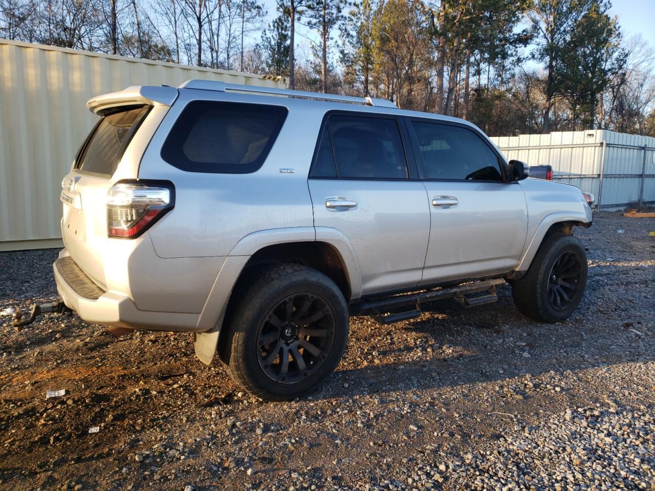2017 TOYOTA 4RUNNER SR - Фото 3
