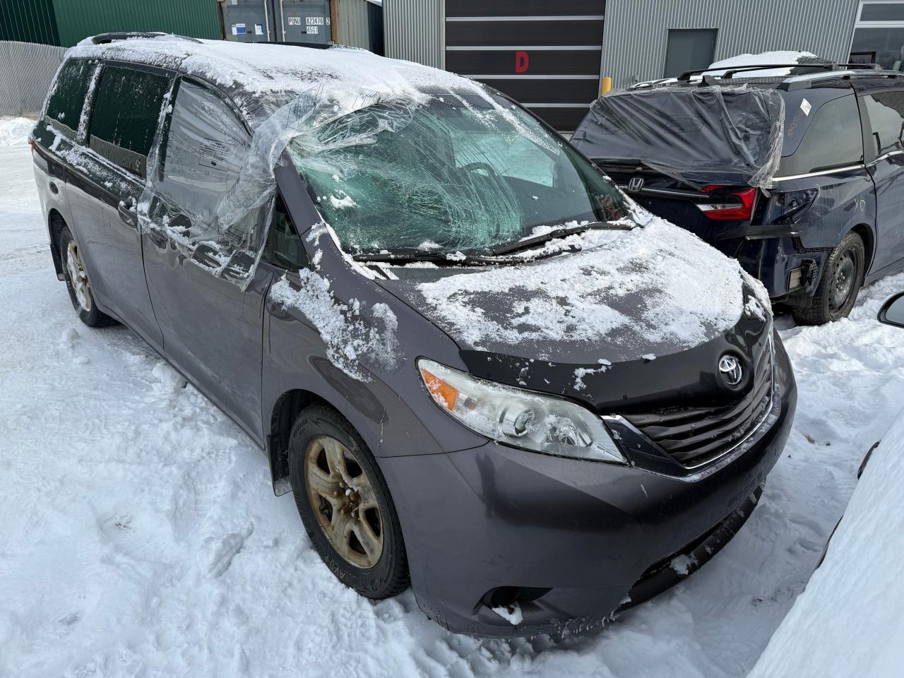 2015 TOYOTA SIENNA LE - Фото 4