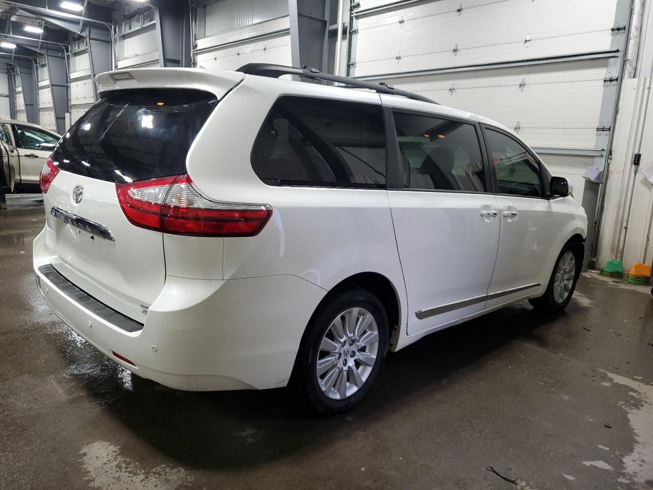 2015 TOYOTA SIENNA XLE - Image 3
