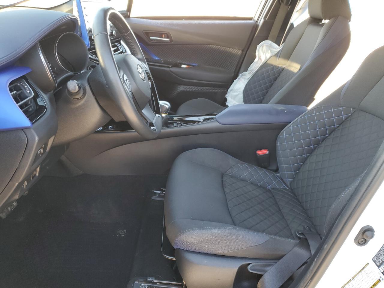 2022 TOYOTA C-HR XLE - Image 7