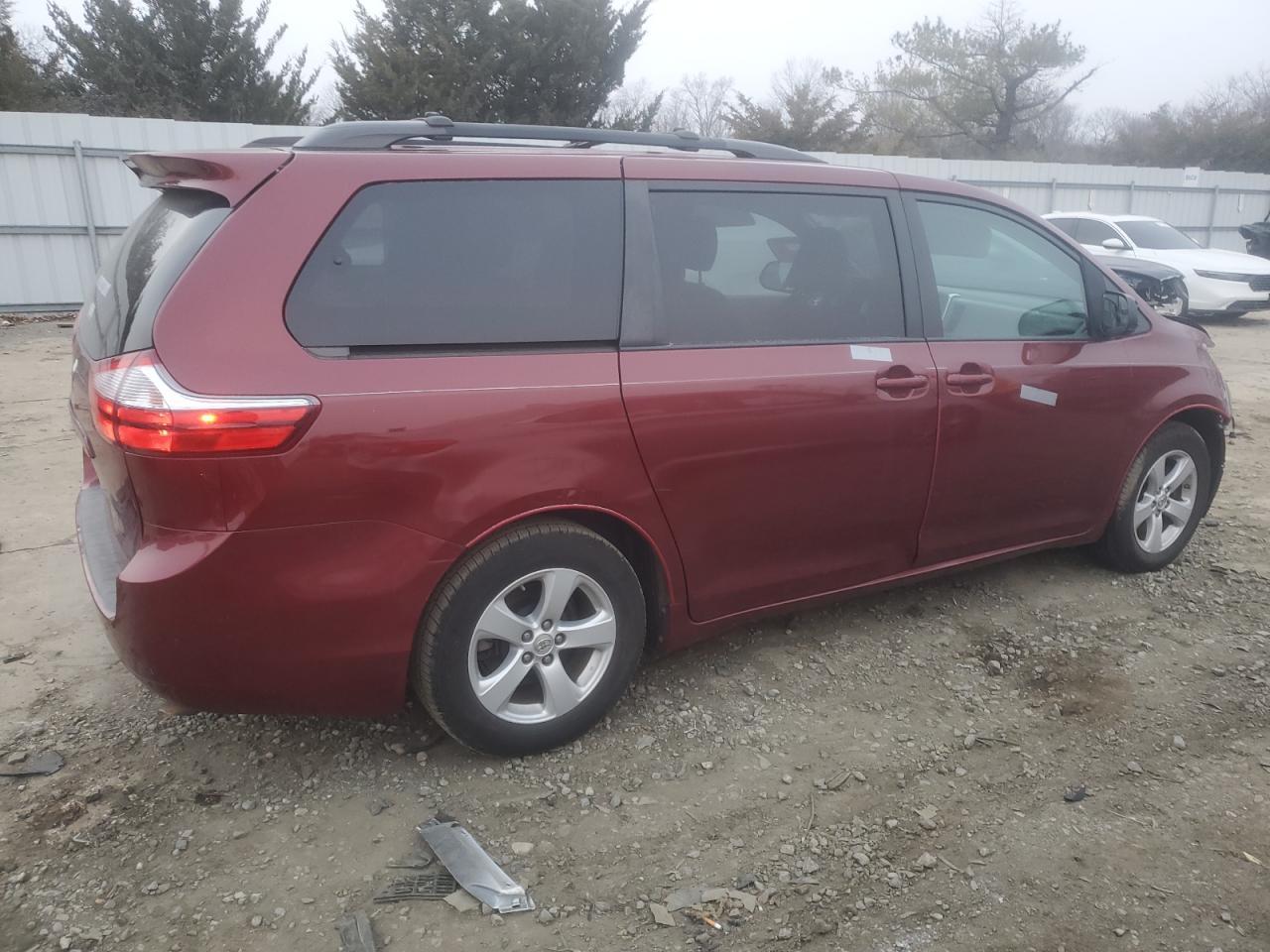 2015 TOYOTA SIENNA LE - Фото 3