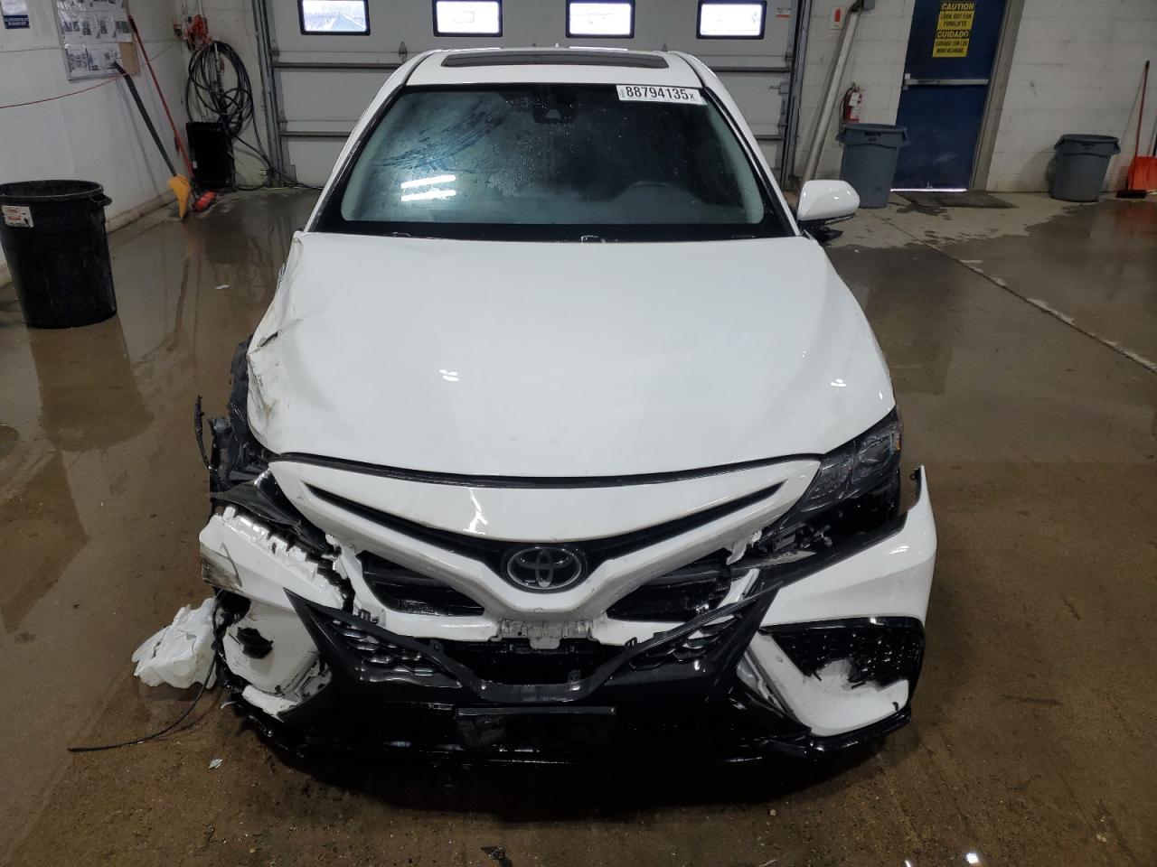 2021 TOYOTA CAMRY SE - Фото 5