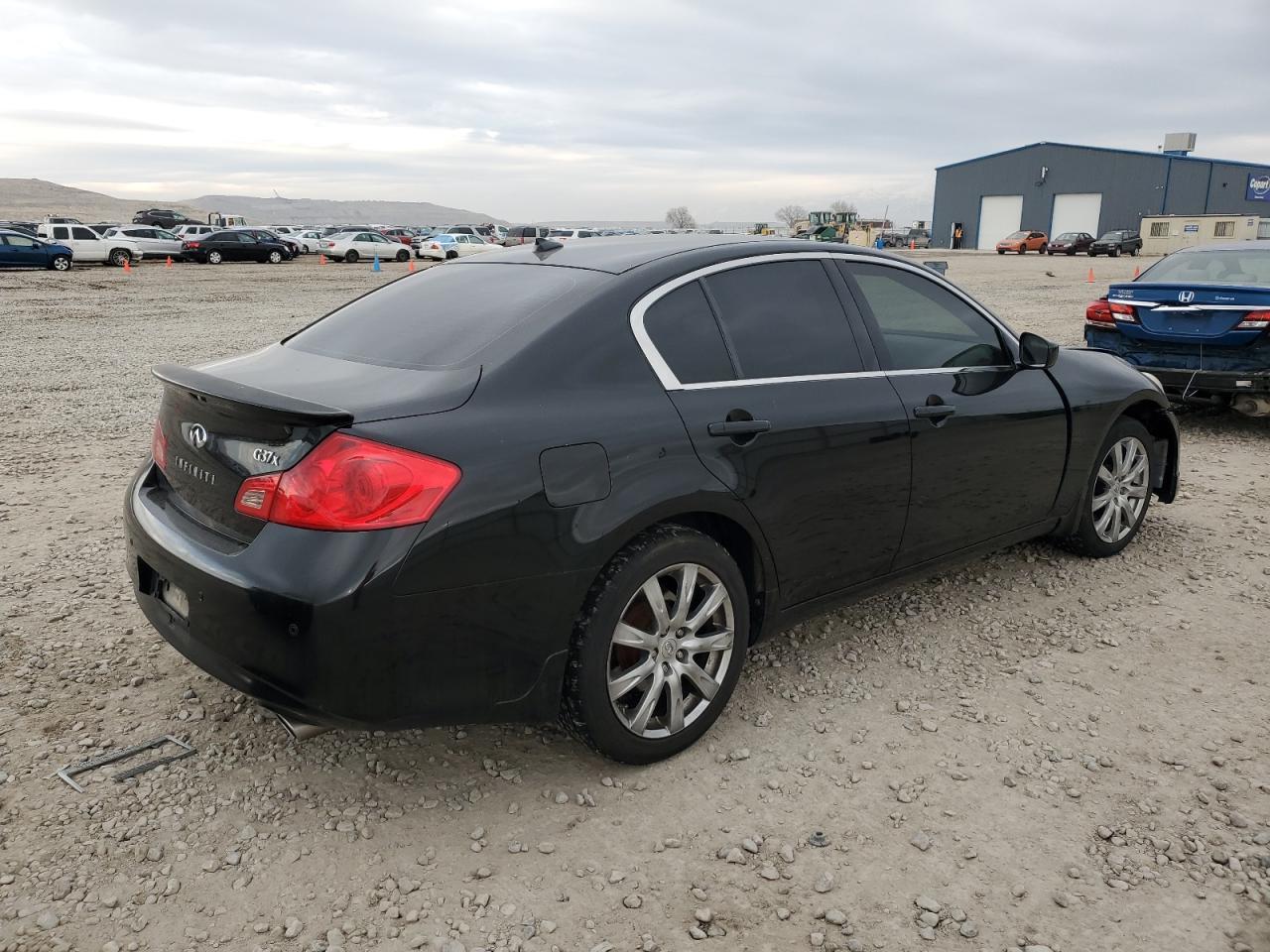 2011 INFINITI G37 - Image 3