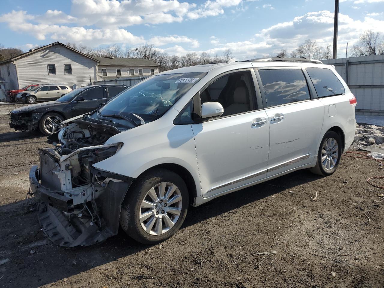 2013 TOYOTA SIENNA XLE