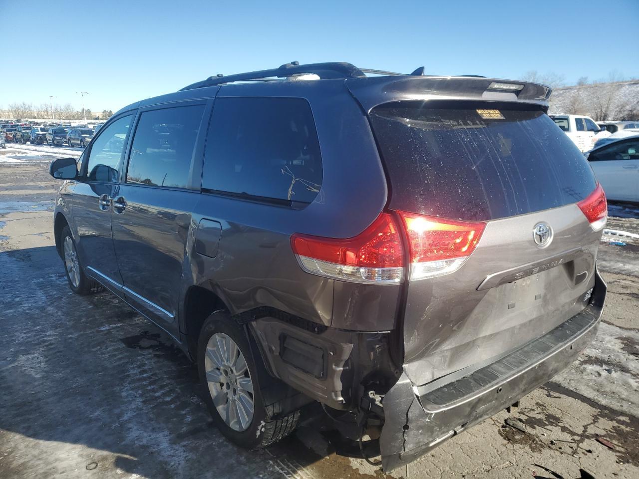 2011 TOYOTA SIENNA XLE - Image 2