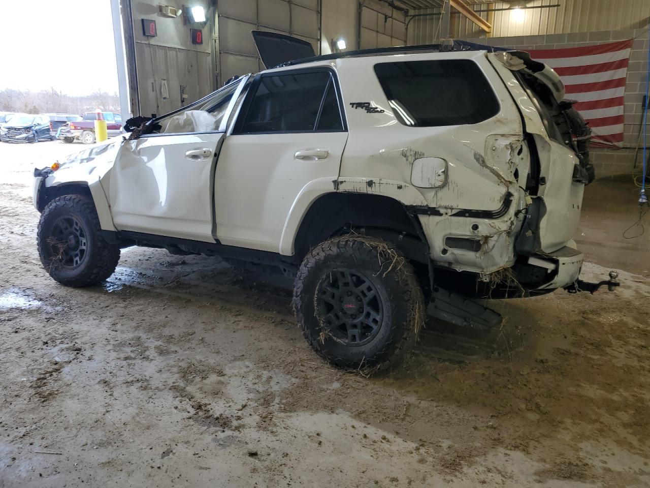 2020 TOYOTA 4RUNNER SR - Image 2