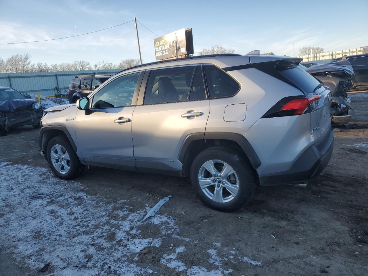 2020 TOYOTA RAV4 XLE - Фото 2