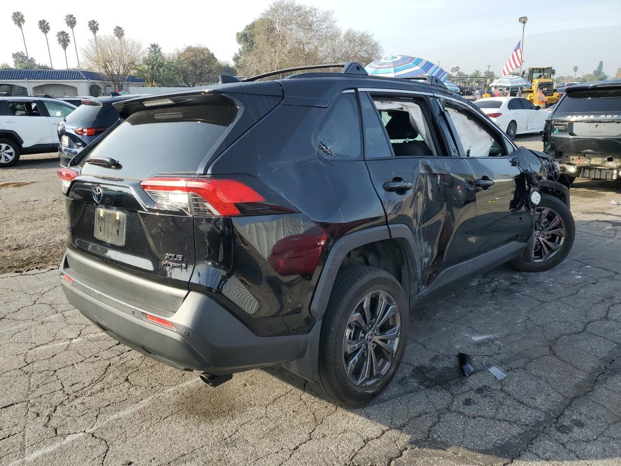 2024 TOYOTA RAV4 XLE P - Фото 3