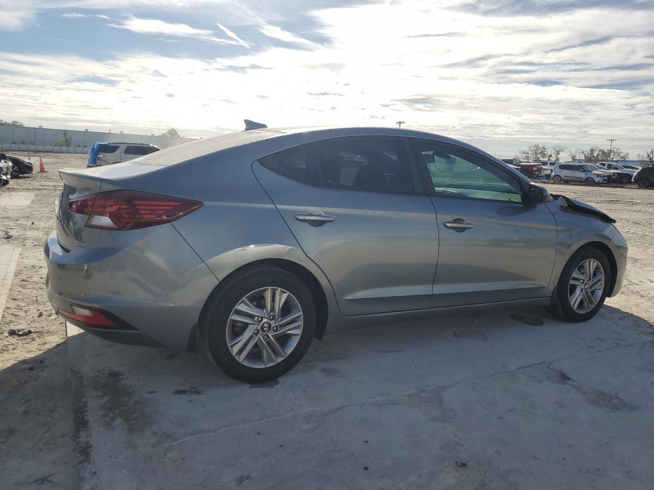 2019 HYUNDAI ELANTRA SE - Фото 3