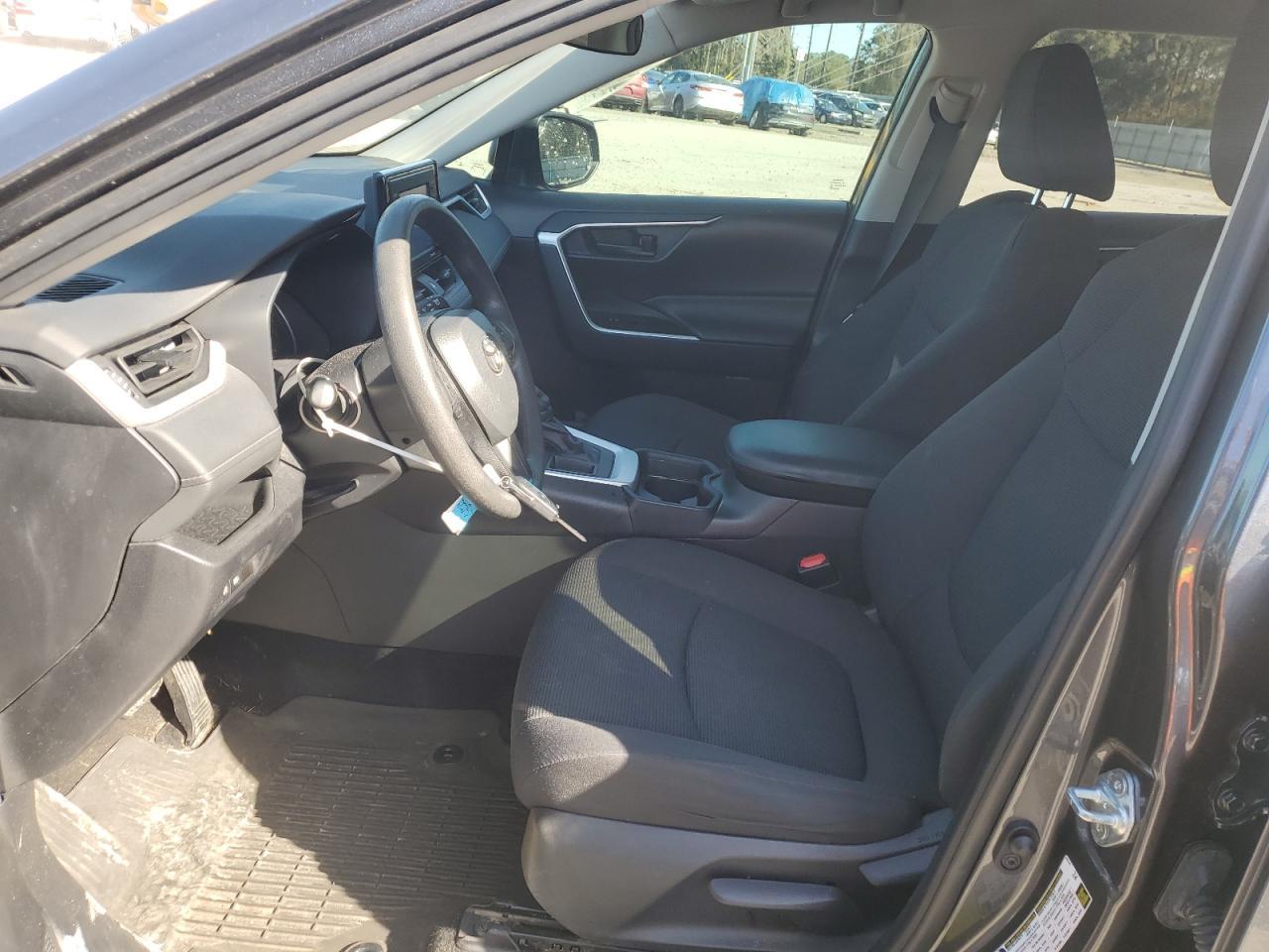 2021 TOYOTA RAV4 LE - Фото 7