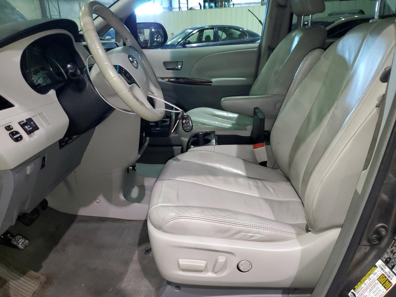 2011 TOYOTA SIENNA XLE - Фото 7