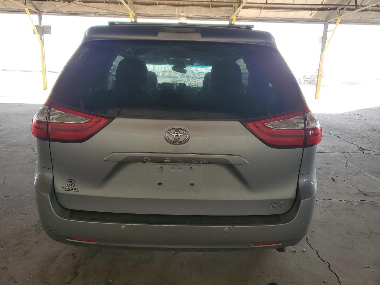 2015 TOYOTA SIENNA XLE - Image 6