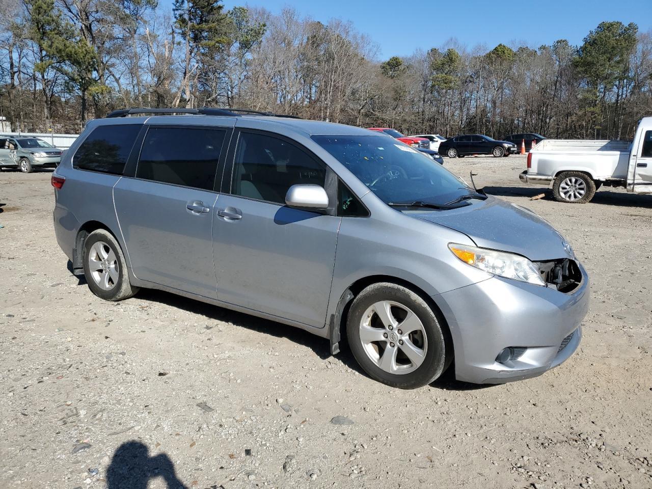 2015 TOYOTA SIENNA LE - Фото 4