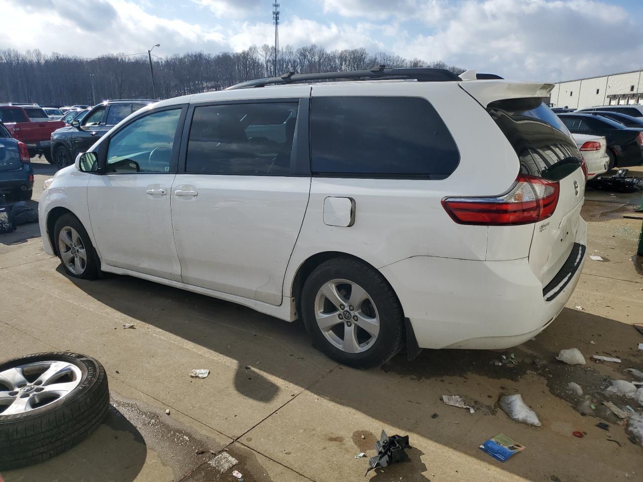 2019 TOYOTA SIENNA LE - Фото 2