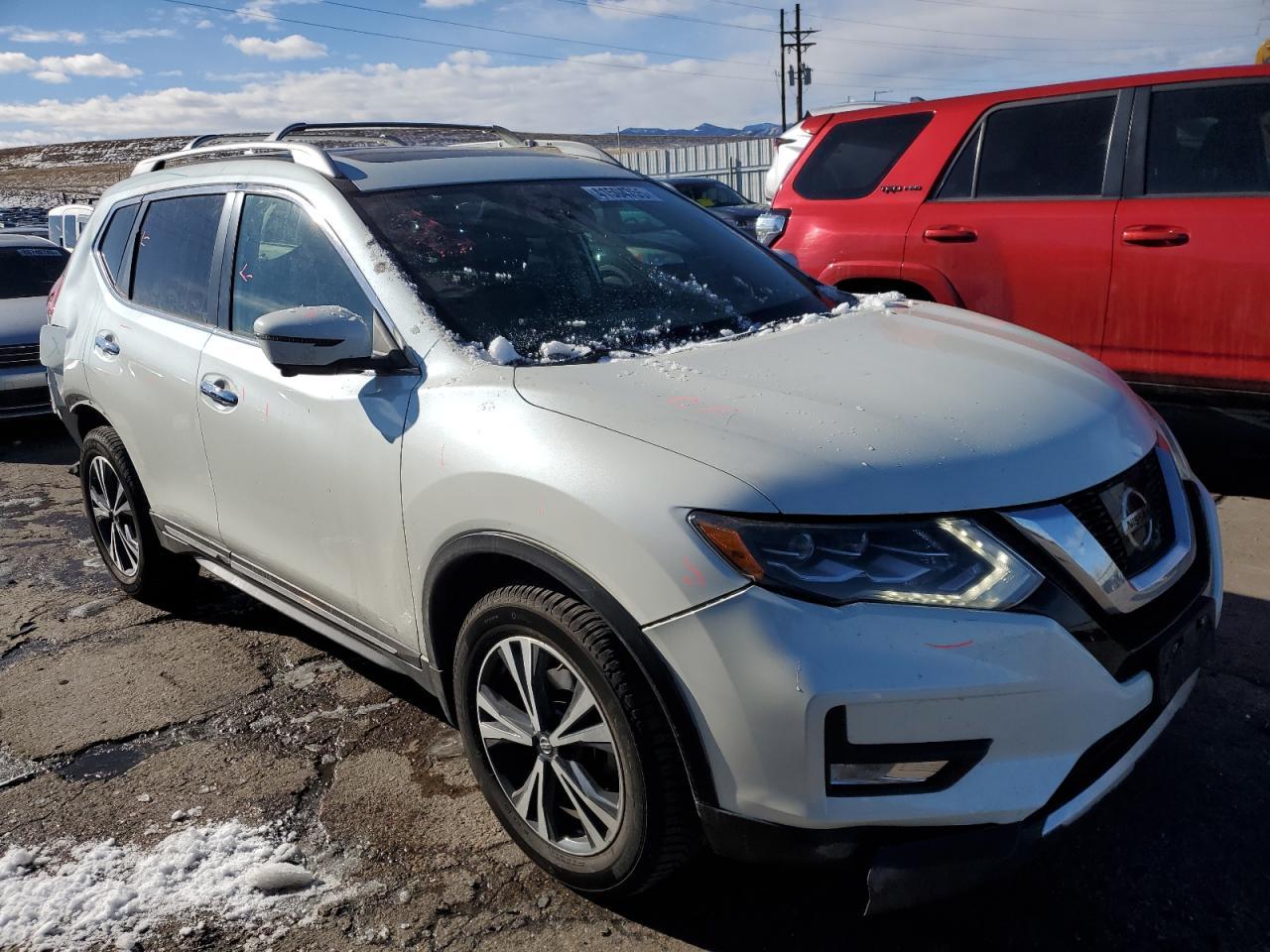 2017 NISSAN ROGUE SV - Image 4