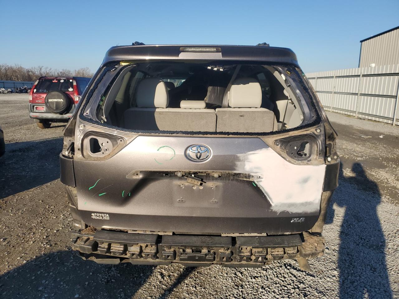 2013 TOYOTA SIENNA XLE - Фото 6