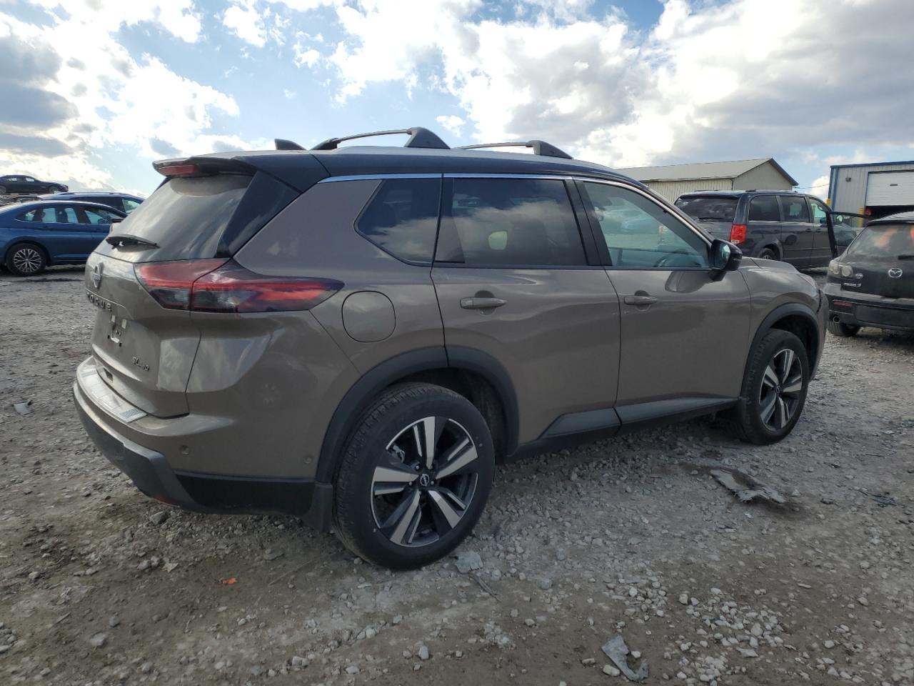 2024 NISSAN ROGUE SL - Image 3