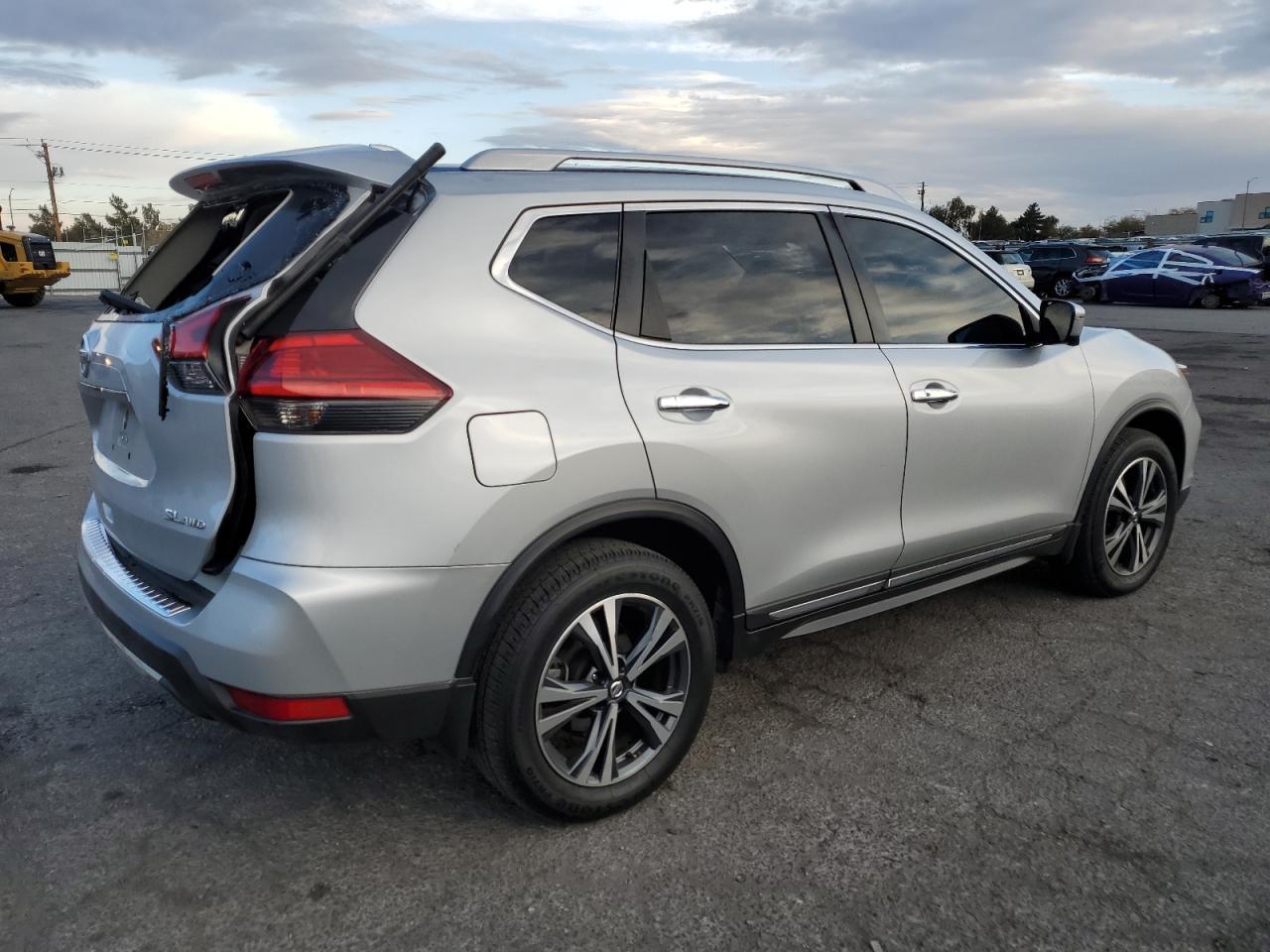 2017 NISSAN ROGUE SV - Фото 3