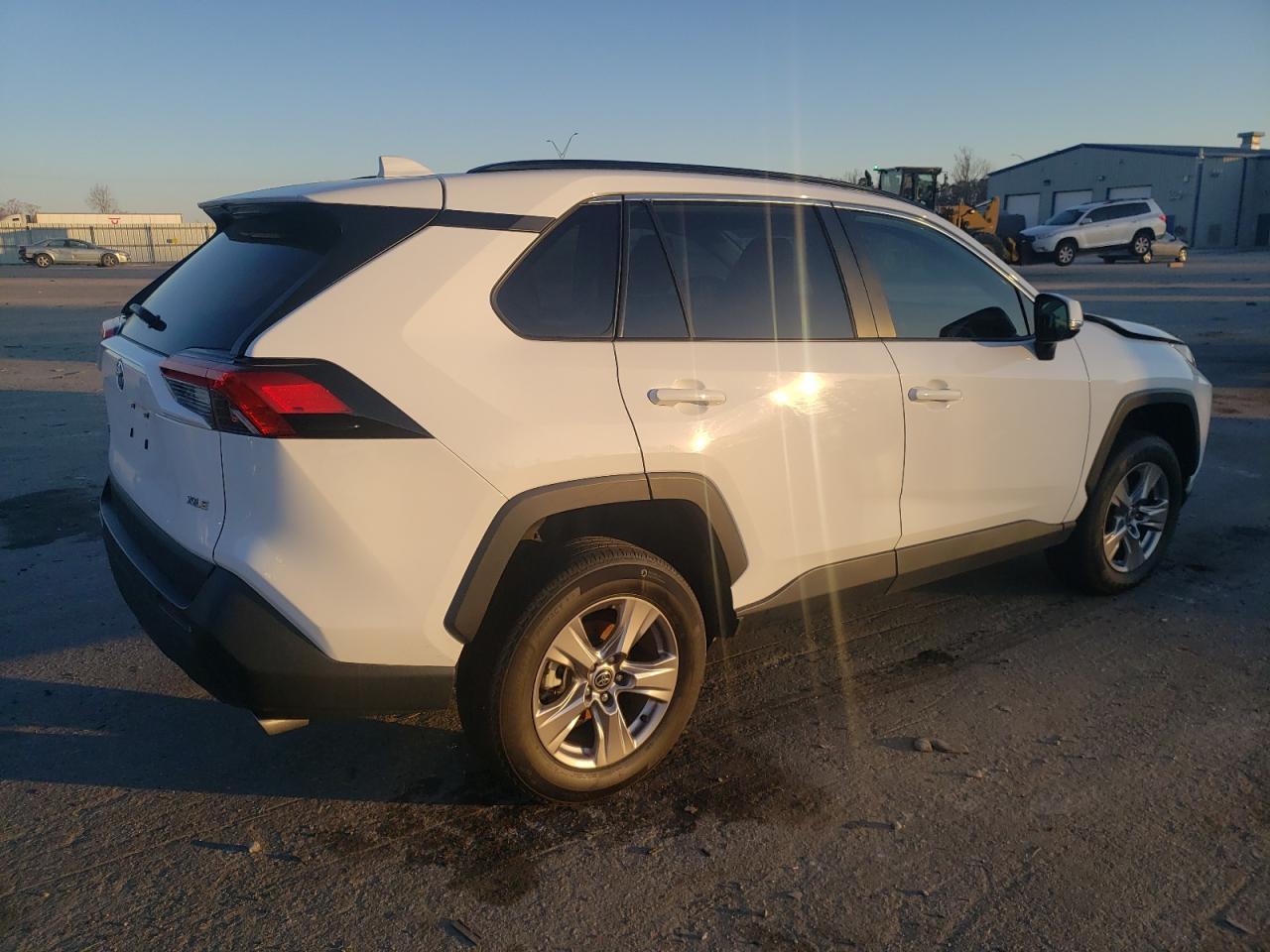 2022 TOYOTA RAV4 XLE - Фото 3