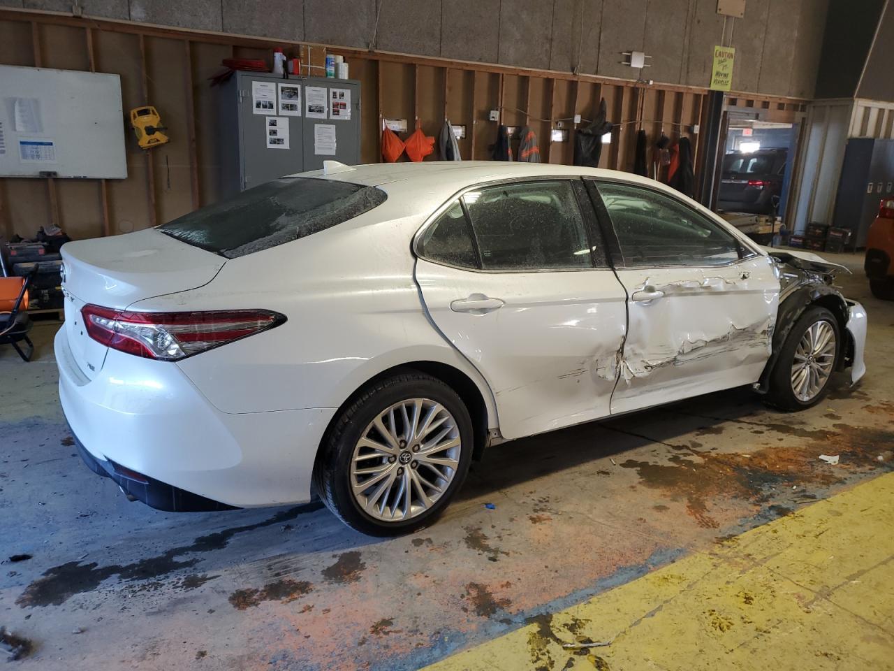 2019 TOYOTA CAMRY L - Фото 3