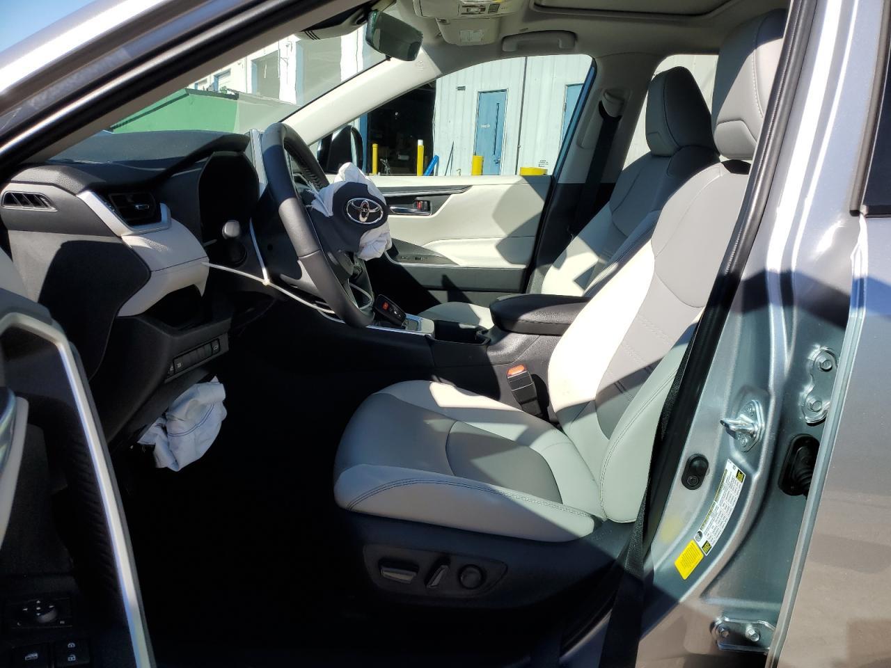 2024 TOYOTA RAV4 XLE P - Фото 7