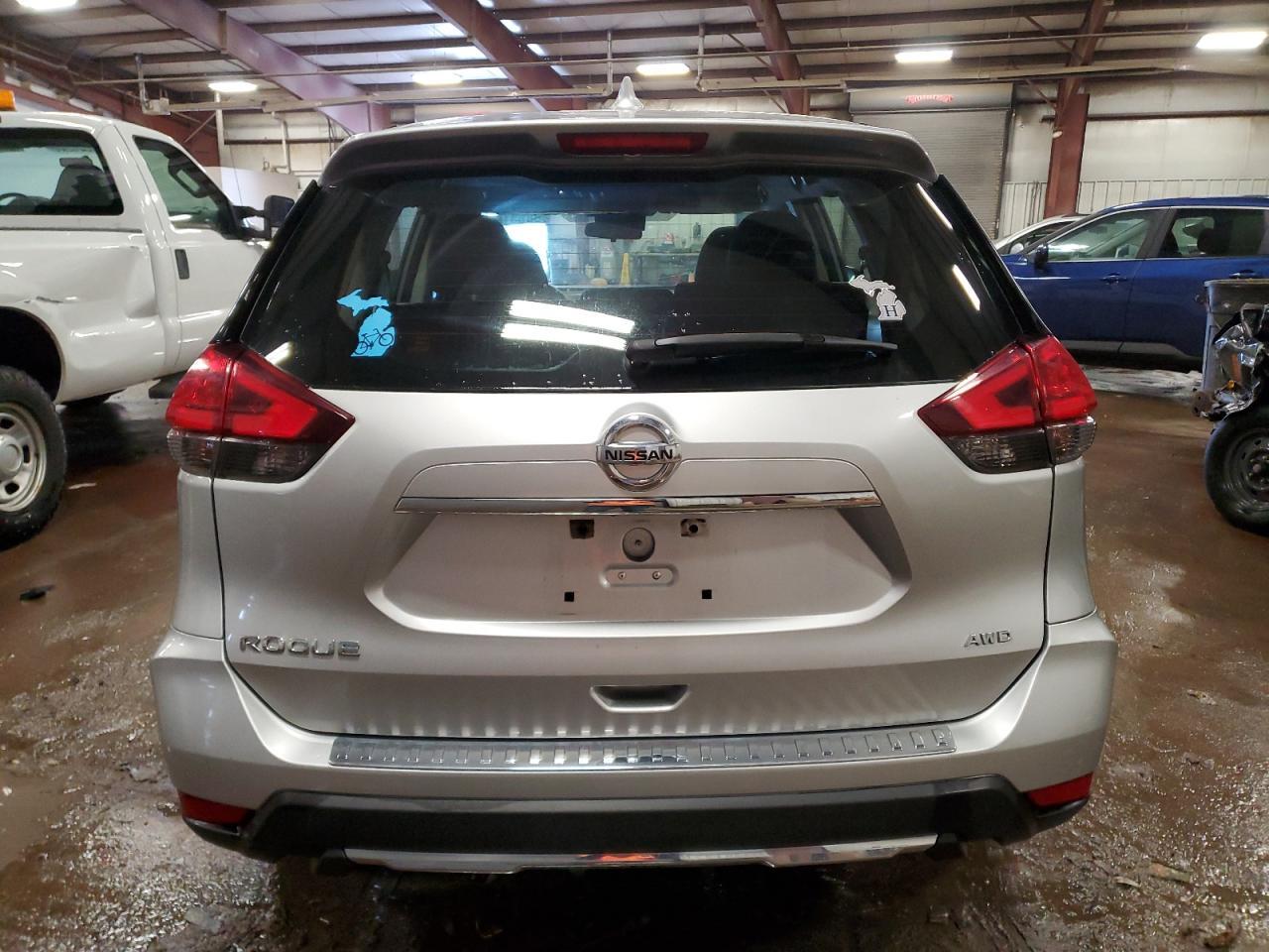 2017 NISSAN ROGUE SV - Image 6