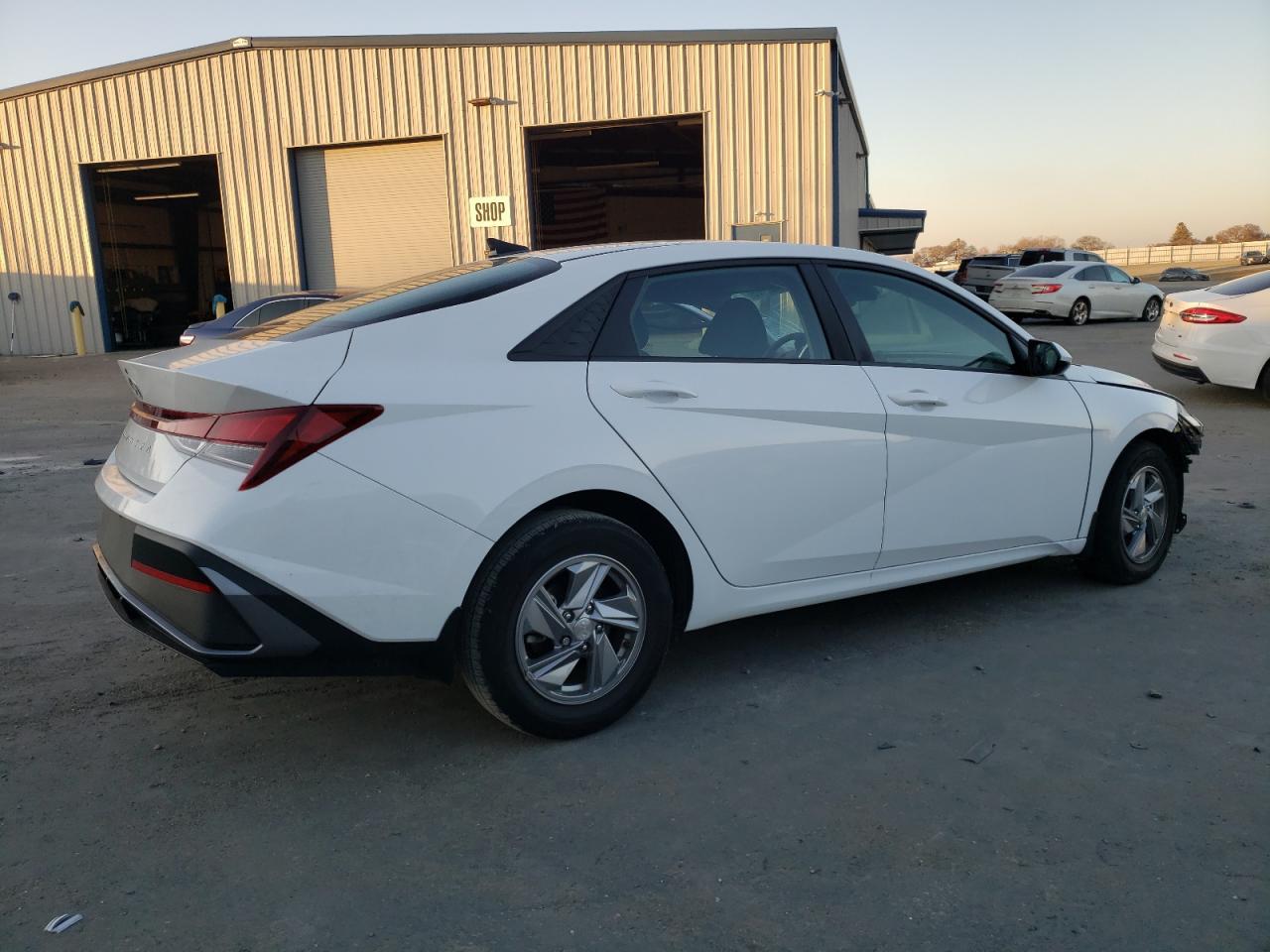 2024 HYUNDAI ELANTRA SE - Фото 3