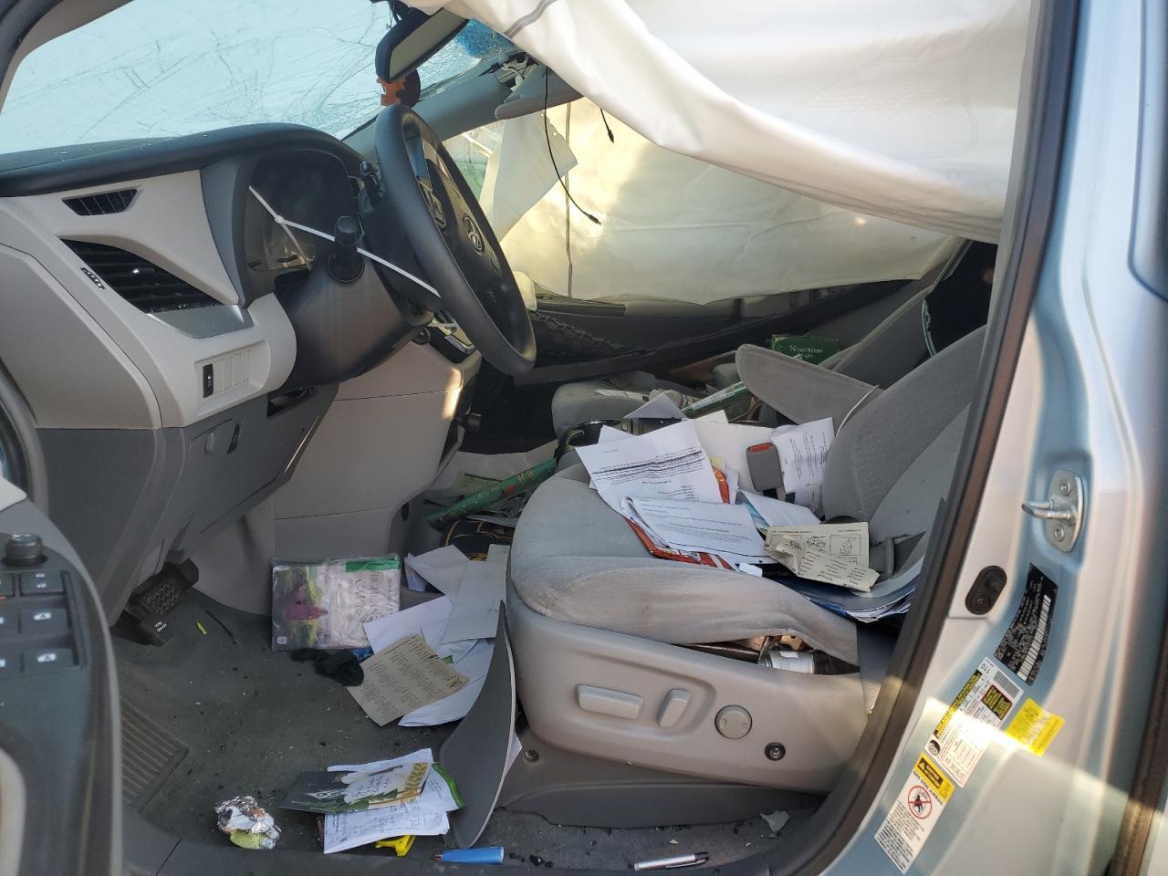 2015 TOYOTA SIENNA LE - Фото 7