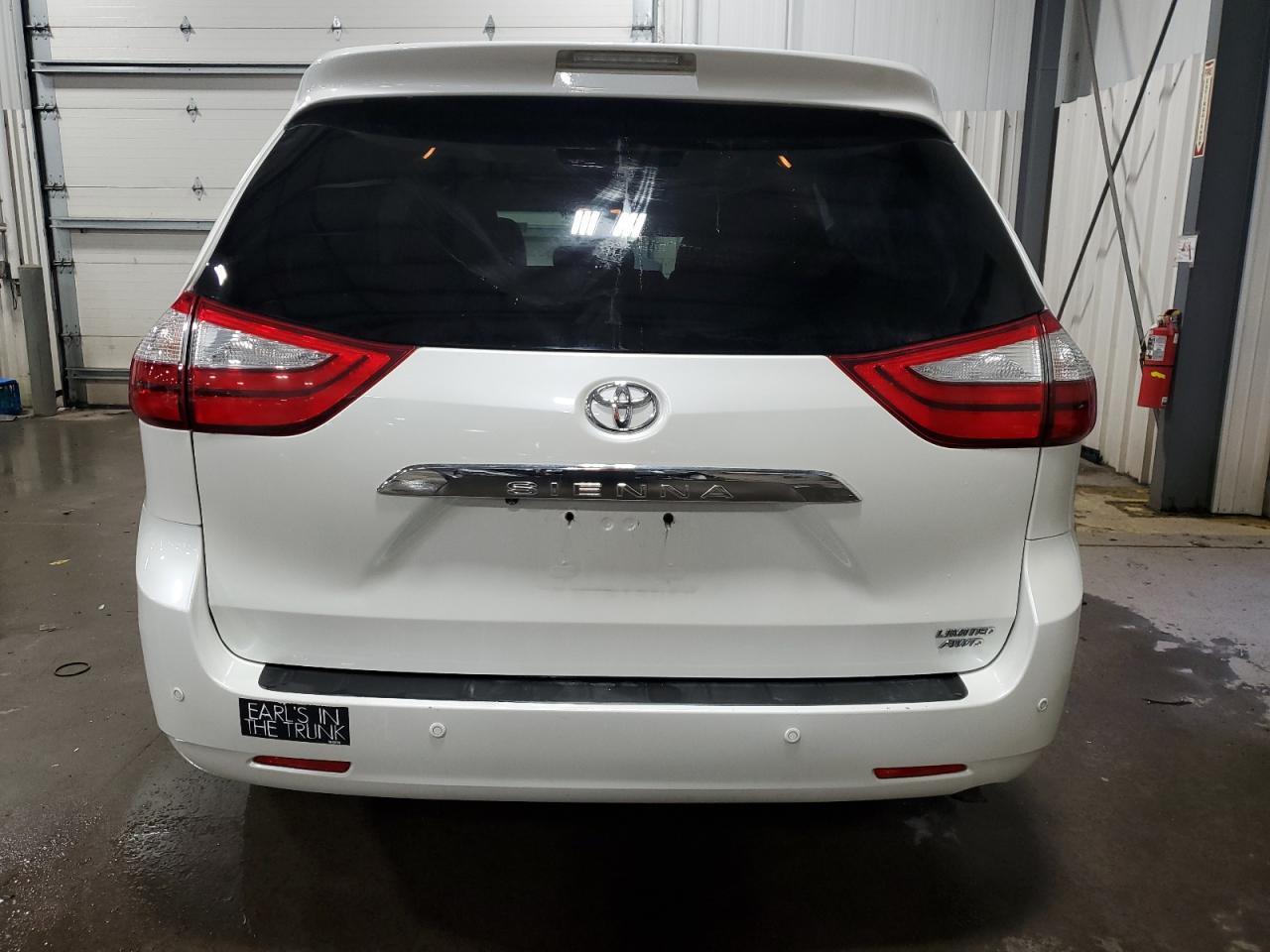 2015 TOYOTA SIENNA XLE - Image 6