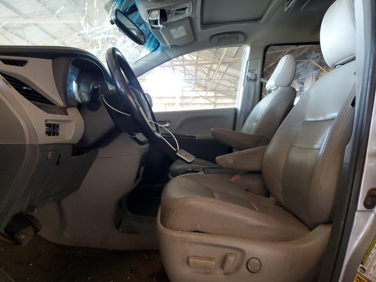 2015 TOYOTA SIENNA XLE - Image 7