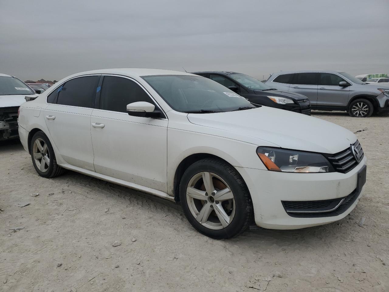 2013 VOLKSWAGEN PASSAT SE - Image 4