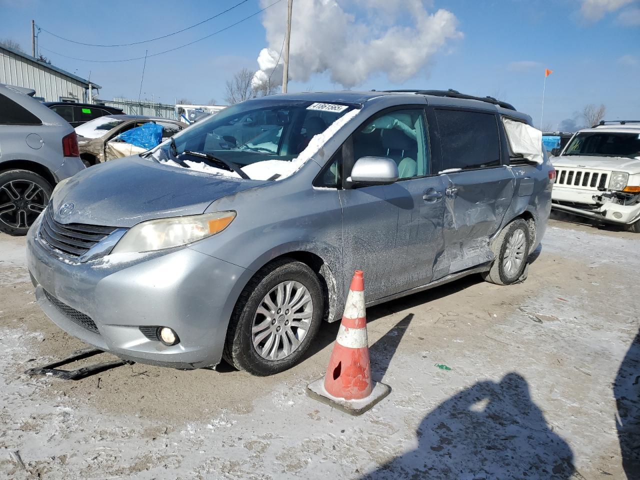 2011 TOYOTA SIENNA XLE